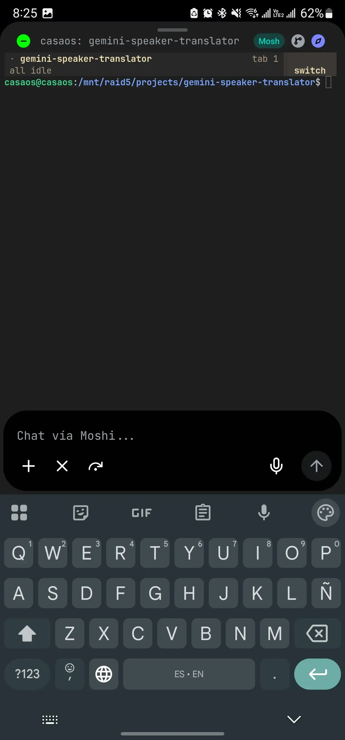 Campo de texto de Moshi con autocompletado y dictado por voz que envía directo a la terminal